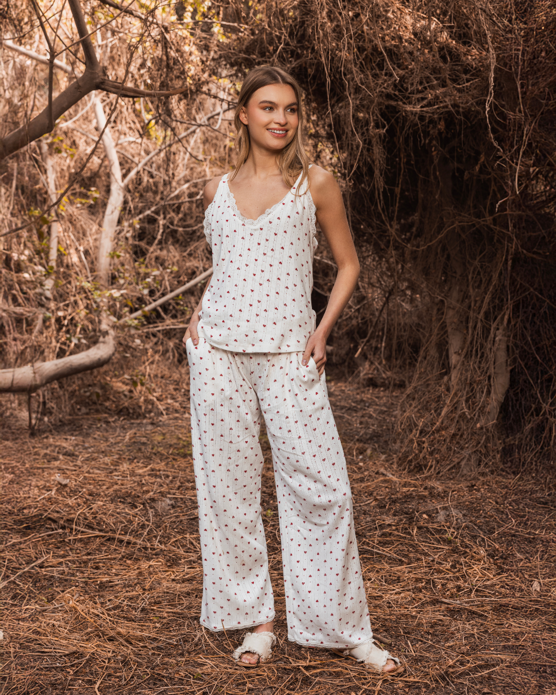 Pyjama femme mini coeurs avec bretelles et pantalon