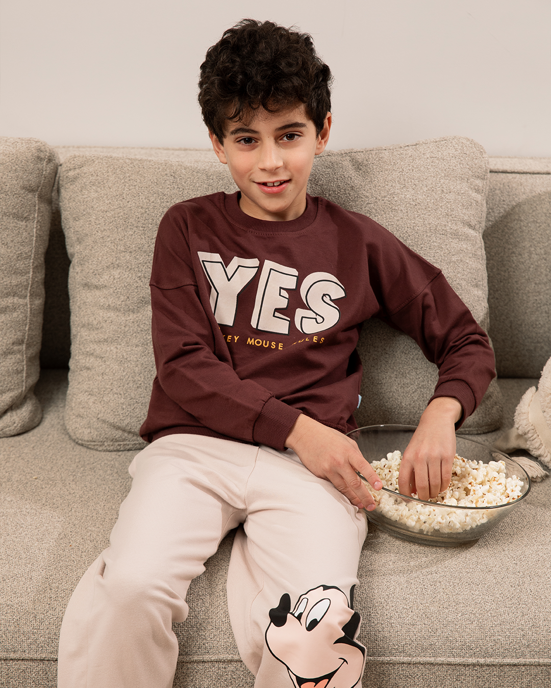 Oui, Mickey Mouse est la règle. Le pyjama de mes garçons a une épaule tombante.