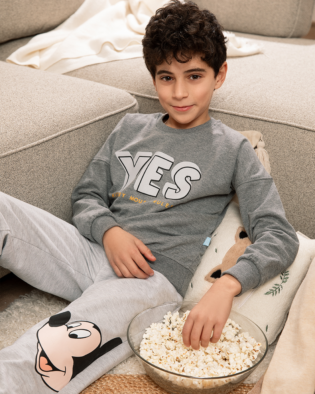 Oui, Mickey Mouse est la règle. Le pyjama de mes garçons a une épaule tombante.