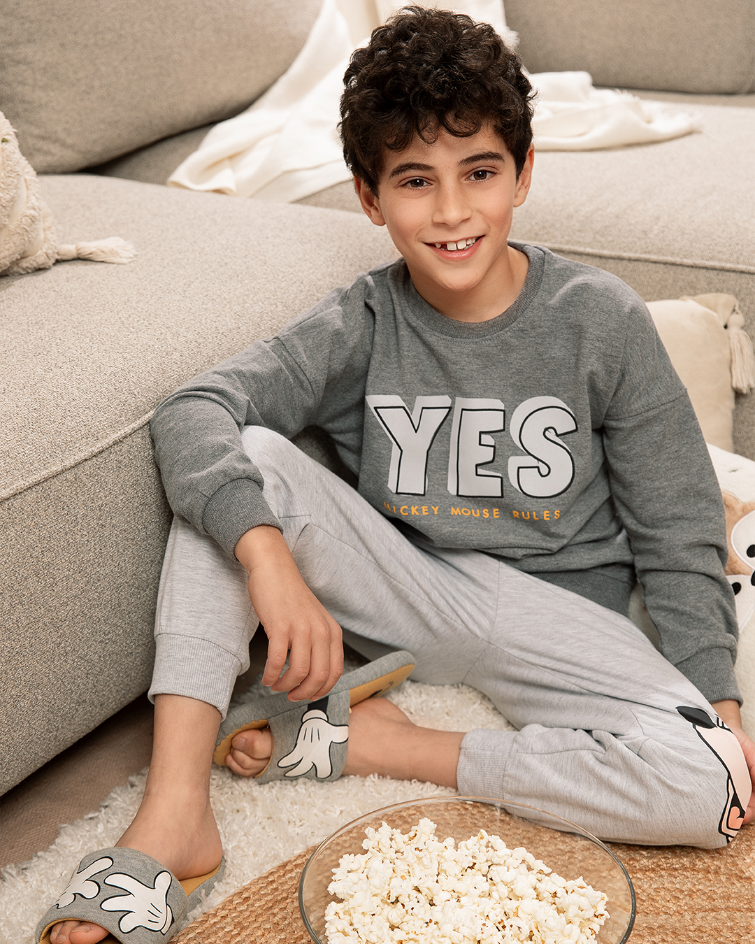 Oui, Mickey Mouse est la règle. Le pyjama de mes garçons a une épaule tombante.