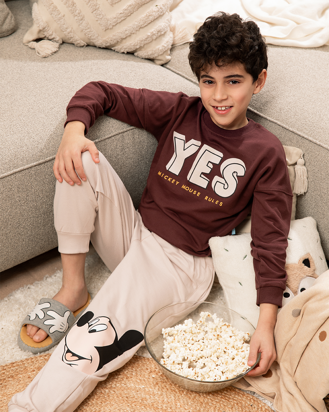 Oui, Mickey Mouse est la règle. Le pyjama de mes garçons a une épaule tombante.