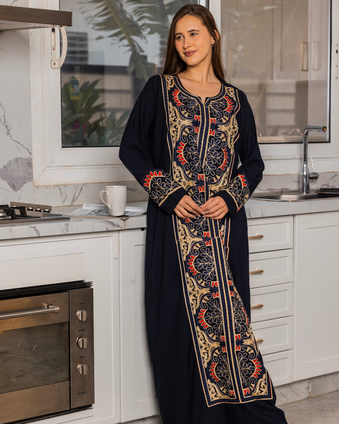 Chemise unie en dacron avec manche brodée 8