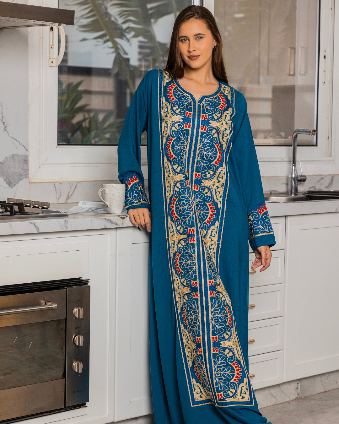 Chemise unie en dacron avec manche brodée 8