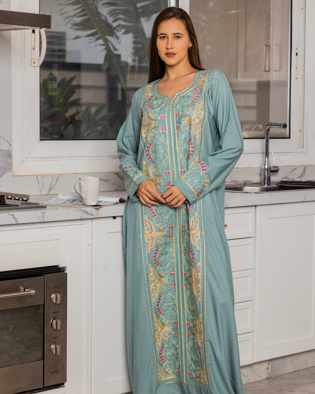 Chemise unie en dacron avec manche brodée 8