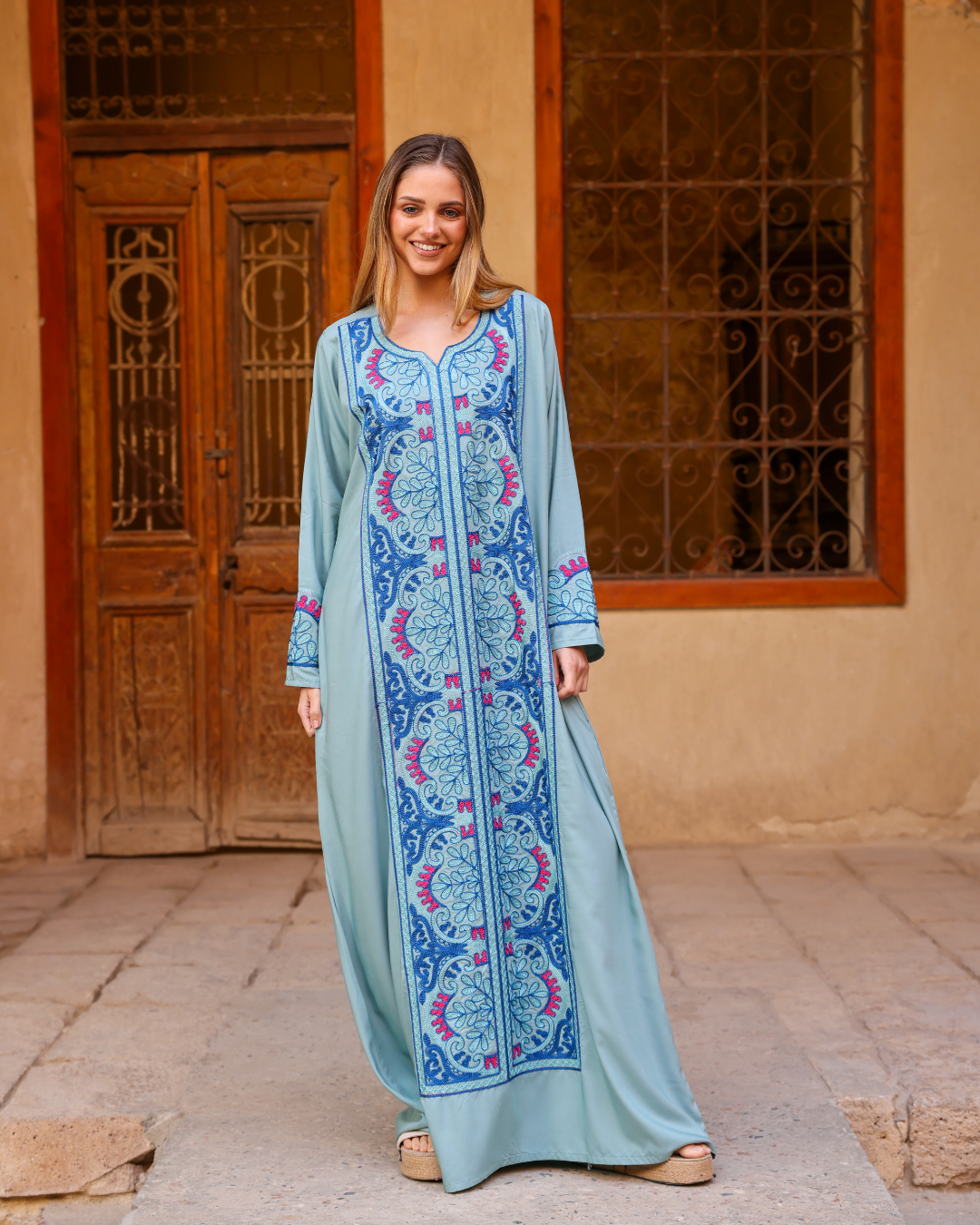Chemise unie en dacron avec manche brodée 8
